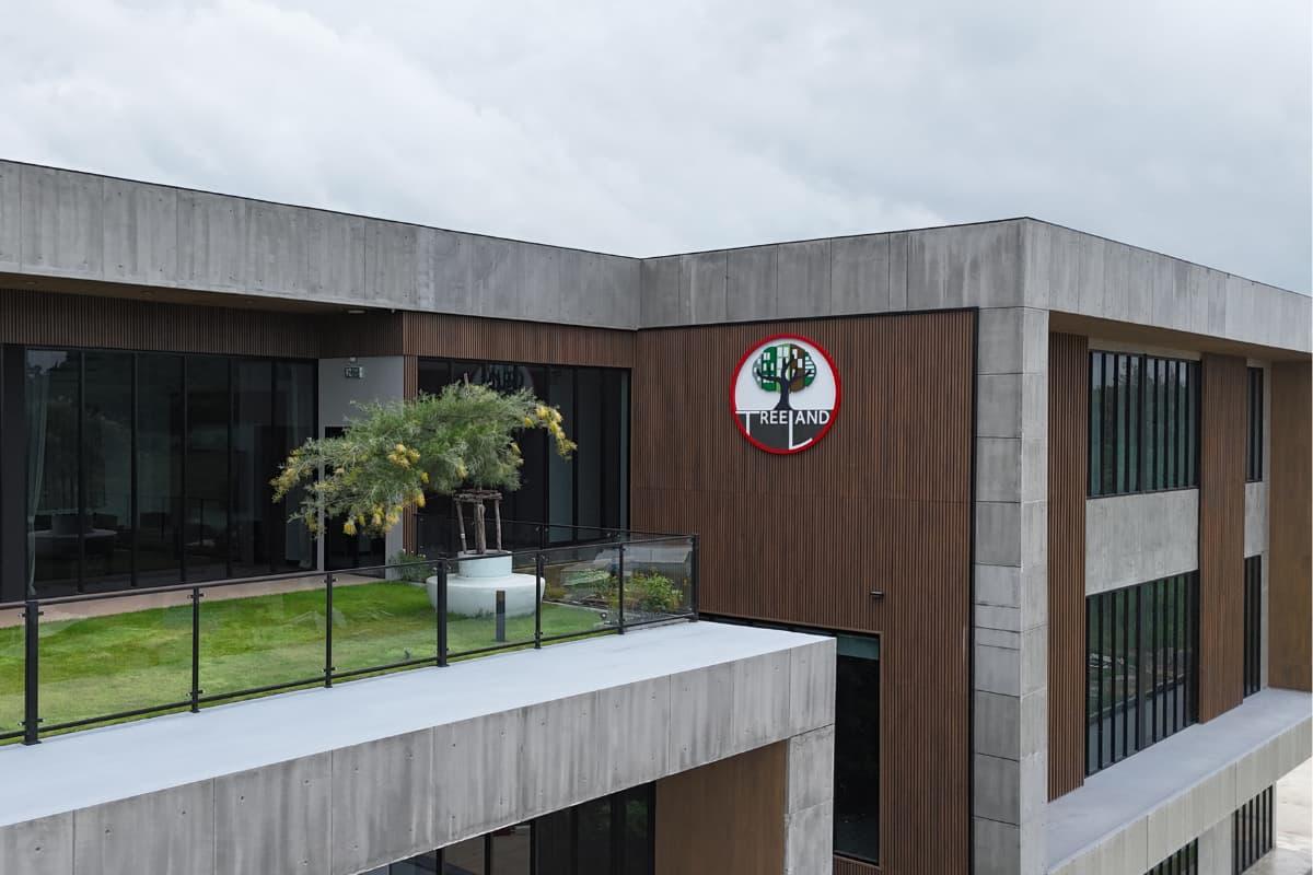 TREELAND Real Estate 來自台灣，專注於泰國建廠市場，結合台灣工程技術與在地經驗，提供從設計、施工到設備進口的 一站式建廠服務。
擁有自有鋼材加工廠，掌握工期與品質，打造高效率、高品質的廠房建設方案，是企業信賴的營造夥伴。